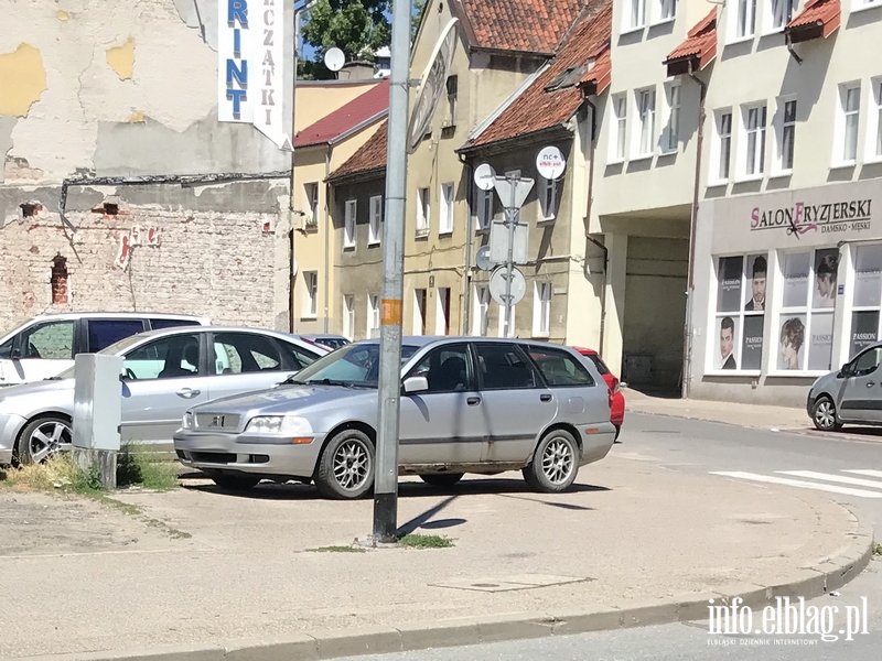 Mistrzowie parkowania w Elblągu (część 102), fot. 1