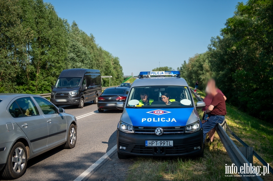 Kolizja trzech aut na DK22 w Raczkach. Jedna osoba przetransportowana do szpitala, fot. 1