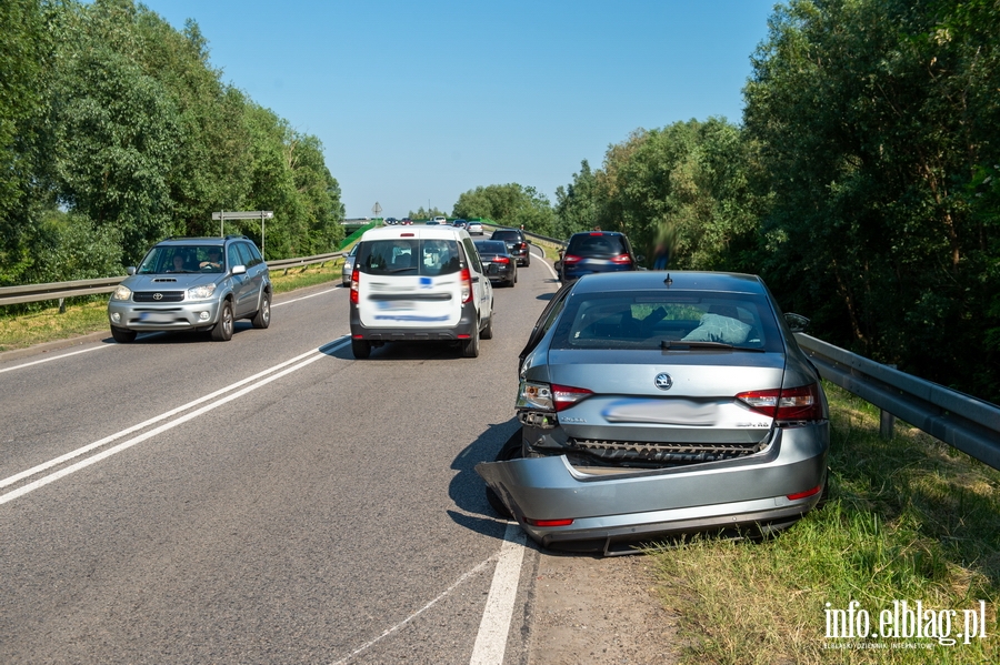 Kolizja trzech aut na DK22 w Raczkach. Jedna osoba przetransportowana do szpitala, fot. 2