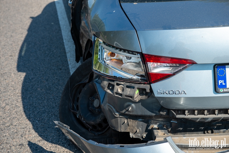 Kolizja trzech aut na DK22 w Raczkach. Jedna osoba przetransportowana do szpitala, fot. 3