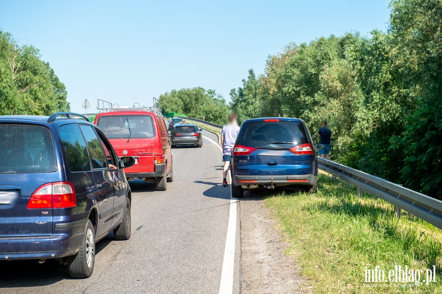 Kolizja trzech aut na DK22 w Raczkach. Jedna osoba przetransportowana do szpitala, fot. 4