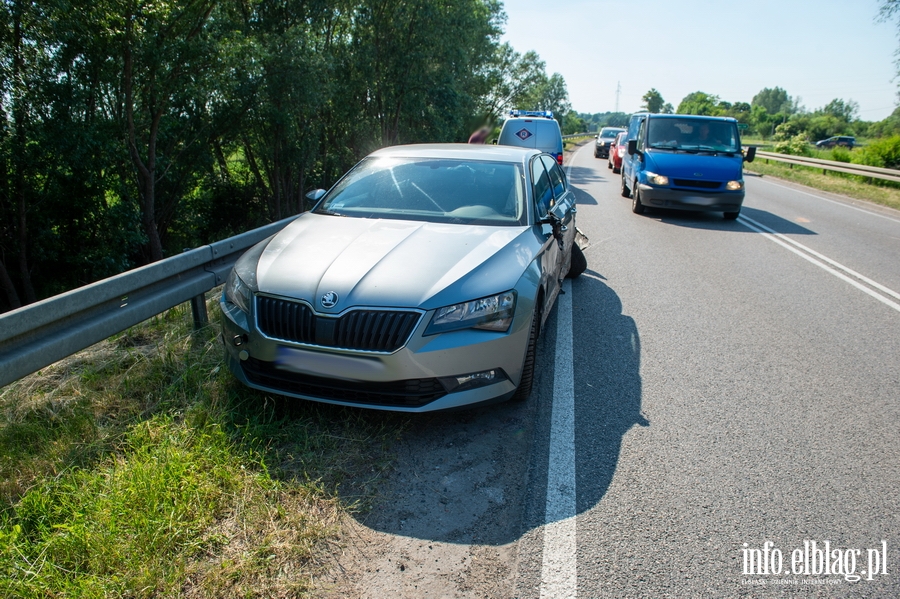 Kolizja trzech aut na DK22 w Raczkach. Jedna osoba przetransportowana do szpitala, fot. 5