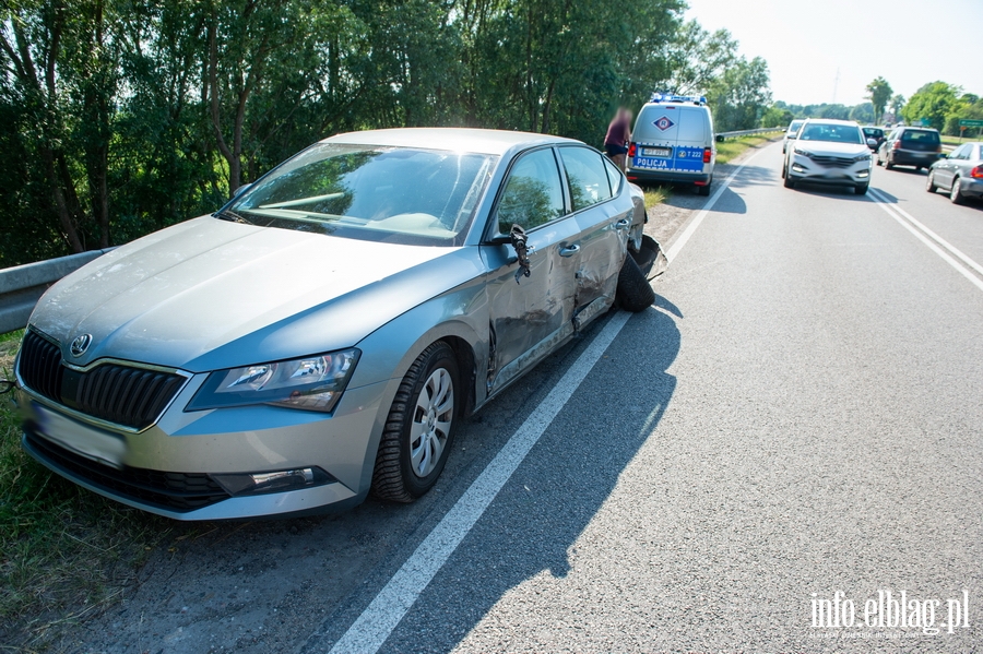 Kolizja trzech aut na DK22 w Raczkach. Jedna osoba przetransportowana do szpitala, fot. 6