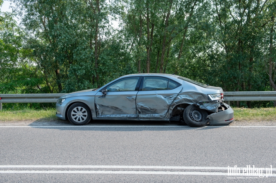 Kolizja trzech aut na DK22 w Raczkach. Jedna osoba przetransportowana do szpitala, fot. 10