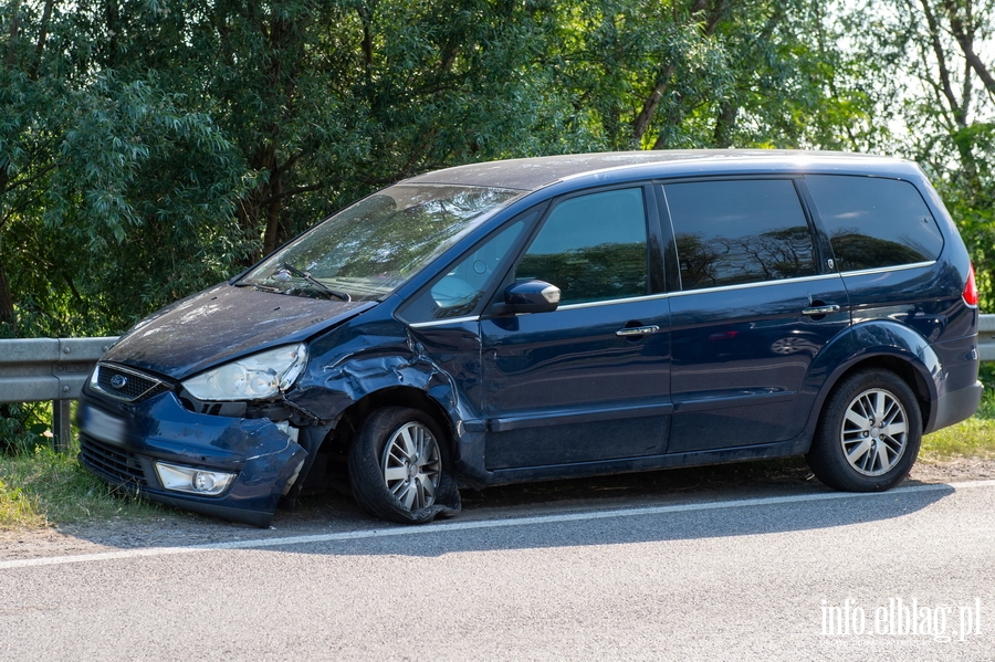 Kolizja trzech aut na DK22 w Raczkach. Jedna osoba przetransportowana do szpitala, fot. 12