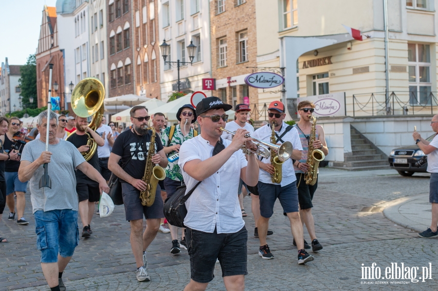 Elbląskie Święto Muzyki. Koncerty na ulicach starówki, a na finał Dźwięczna Parada, fot. 112