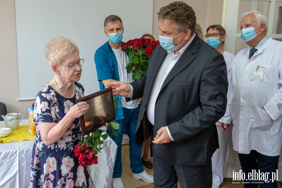 "Kierowałam się sercem". Dr Ewa Miłosz przeszła na emeryturę po 50 latach pracy w szpitalu, fot. 24
