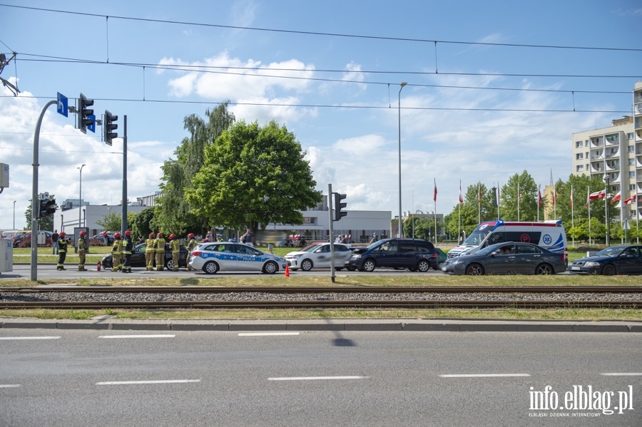 Kolizja czterech aut na skrzyżowaniu Dąbka z Teatralną. Sprawca zasnął za kierownicą, fot. 2