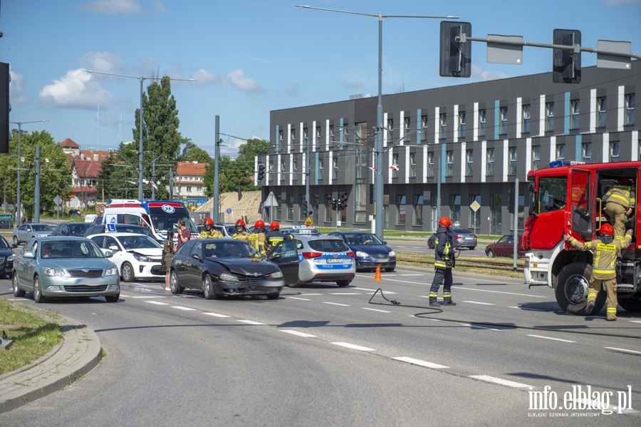 Kolizja czterech aut na skrzyżowaniu Dąbka z Teatralną. Sprawca zasnął za kierownicą, fot. 4