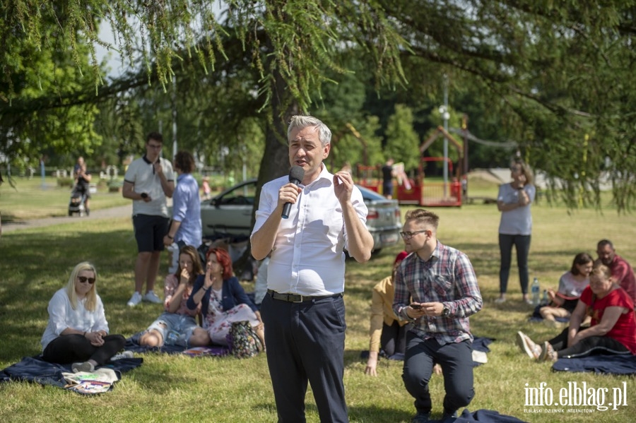 Robert Biedroń i Monika Falej na pikniku w parku Nieczuja - Ostrowskiego, fot. 24