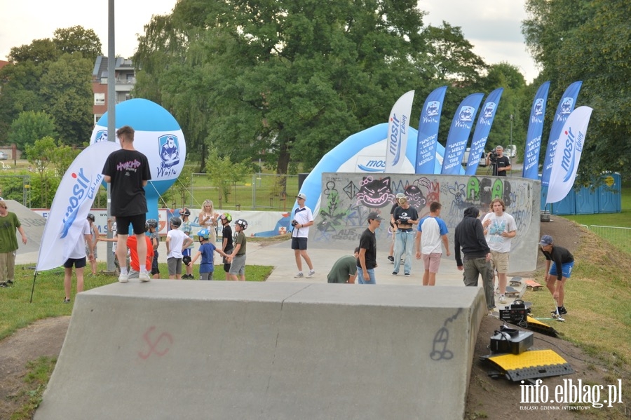 Deskorolki i hulajnogi, czyli show. Skaterzy poprowadzili warsztaty dla elblążan, fot. 2