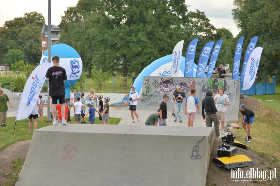 Deskorolki i hulajnogi, czyli show. Skaterzy poprowadzili warsztaty dla elblan, fot. 2