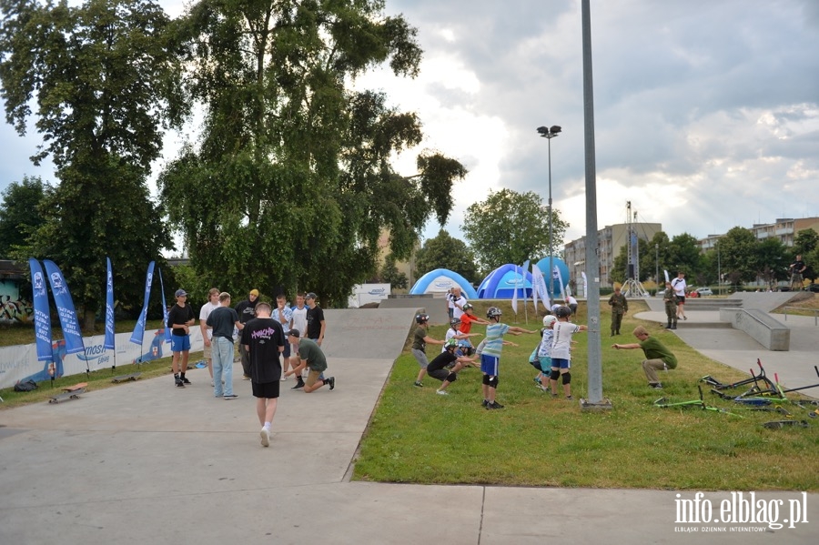 Deskorolki i hulajnogi, czyli show. Skaterzy poprowadzili warsztaty dla elblążan, fot. 14