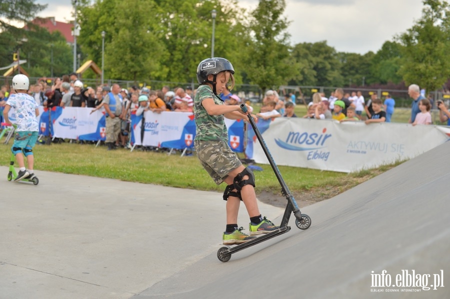 Deskorolki i hulajnogi, czyli show. Skaterzy poprowadzili warsztaty dla elblan, fot. 59