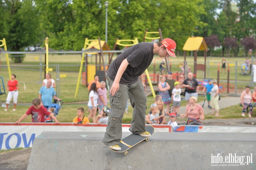Deskorolki i hulajnogi, czyli show. Skaterzy poprowadzili warsztaty dla elblążan, fot. 63