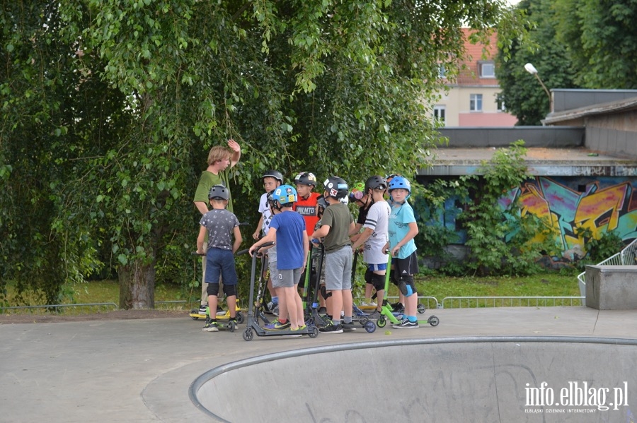 Deskorolki i hulajnogi, czyli show. Skaterzy poprowadzili warsztaty dla elblan, fot. 69