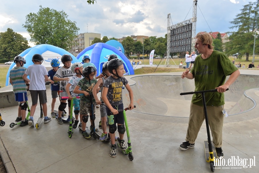 Deskorolki i hulajnogi, czyli show. Skaterzy poprowadzili warsztaty dla elblan, fot. 74