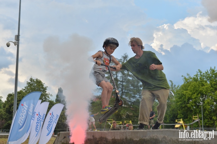 Deskorolki i hulajnogi, czyli show. Skaterzy poprowadzili warsztaty dla elblan, fot. 75