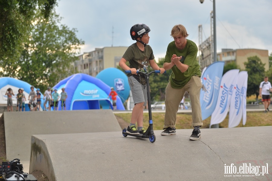 Deskorolki i hulajnogi, czyli show. Skaterzy poprowadzili warsztaty dla elblążan, fot. 87