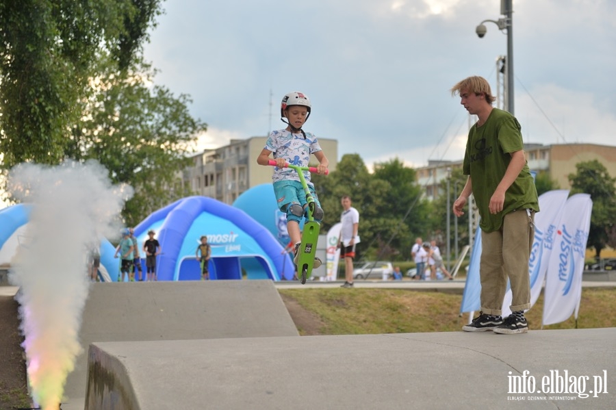 Deskorolki i hulajnogi, czyli show. Skaterzy poprowadzili warsztaty dla elblążan, fot. 90