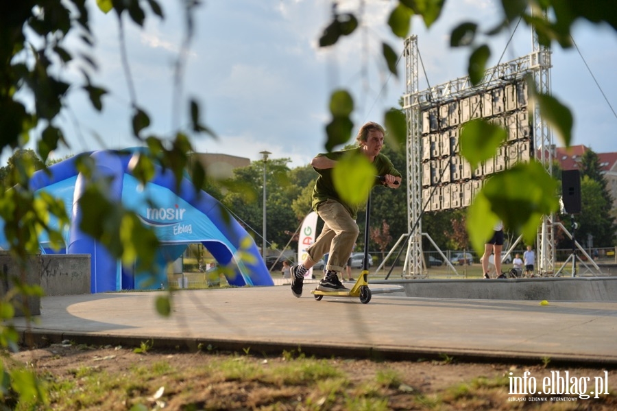 Deskorolki i hulajnogi, czyli show. Skaterzy poprowadzili warsztaty dla elblan, fot. 94