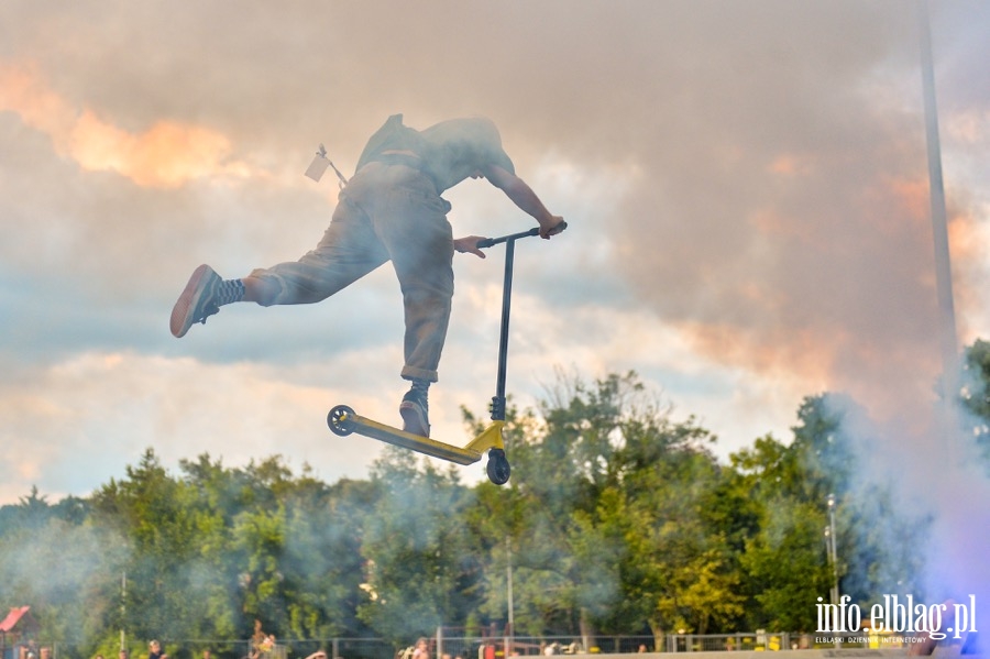 Deskorolki i hulajnogi, czyli show. Skaterzy poprowadzili warsztaty dla elblan, fot. 97