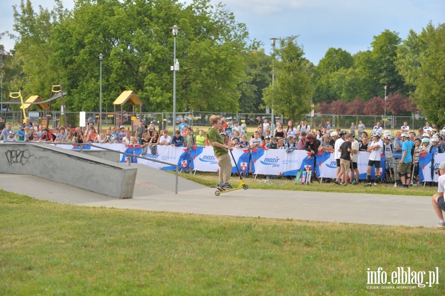 Deskorolki i hulajnogi, czyli show. Skaterzy poprowadzili warsztaty dla elblan, fot. 98