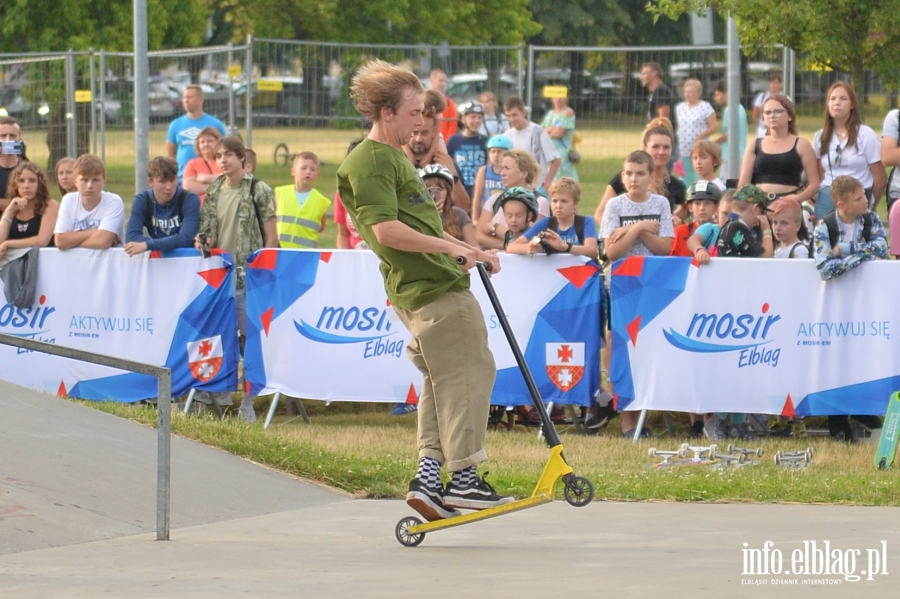 Deskorolki i hulajnogi, czyli show. Skaterzy poprowadzili warsztaty dla elblan, fot. 99