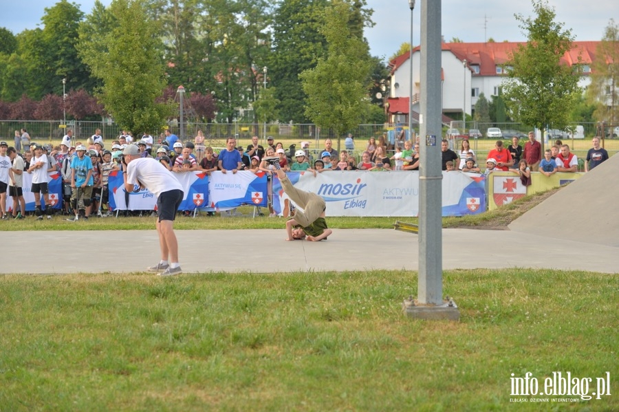 Deskorolki i hulajnogi, czyli show. Skaterzy poprowadzili warsztaty dla elblan, fot. 100