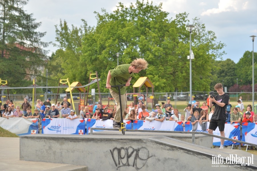 Deskorolki i hulajnogi, czyli show. Skaterzy poprowadzili warsztaty dla elblan, fot. 101