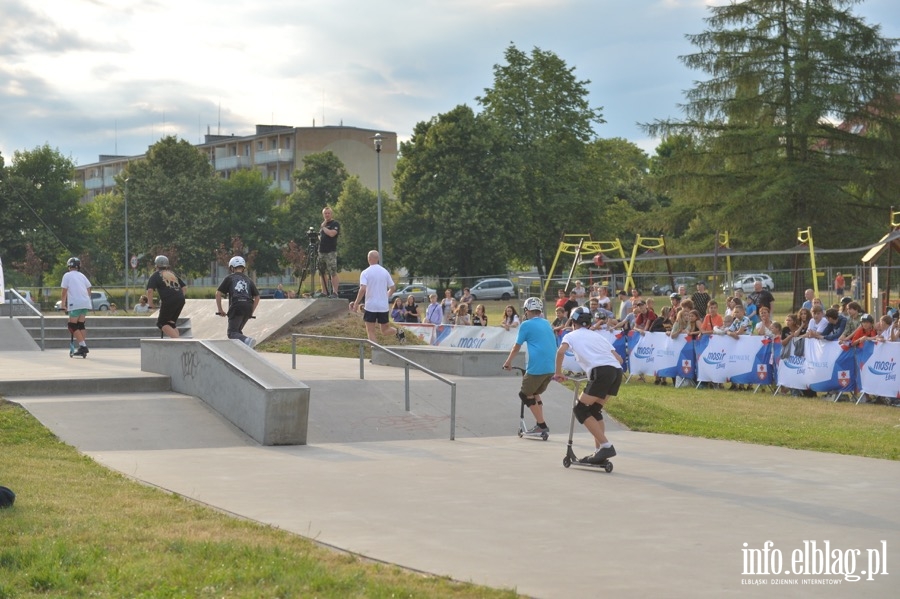 Deskorolki i hulajnogi, czyli show. Skaterzy poprowadzili warsztaty dla elblążan, fot. 110
