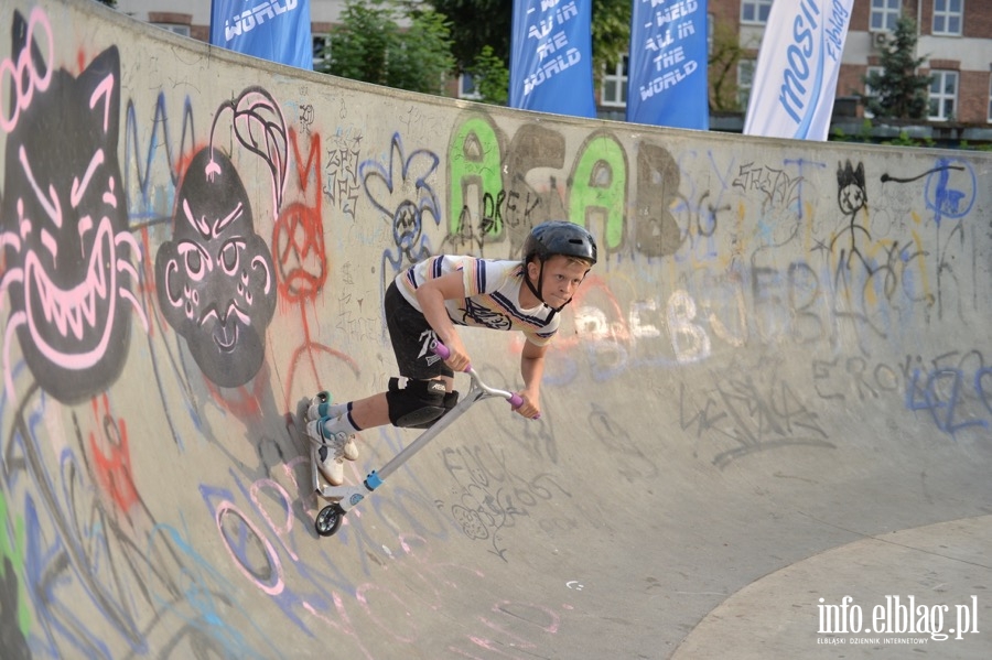 Deskorolki i hulajnogi, czyli show. Skaterzy poprowadzili warsztaty dla elblan, fot. 112