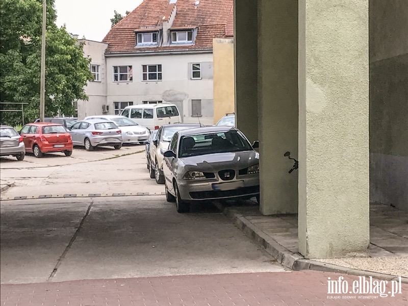 Mistrzowie parkowania w Elblągu (część 111), fot. 2