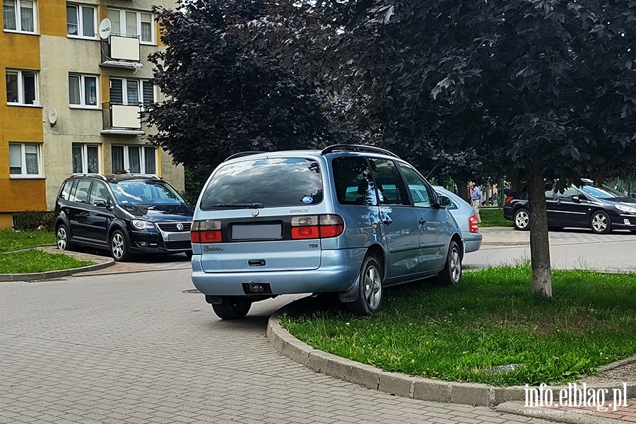 Mistrzowie parkowania w Elblągu (część 111), fot. 15