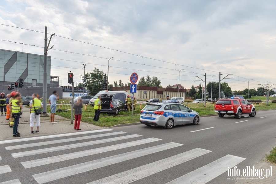 Wypadek - Samochód wjechał na torowisko przy ulicy Płk. Dąbka przy ul. Węgrowskiej, fot. 1