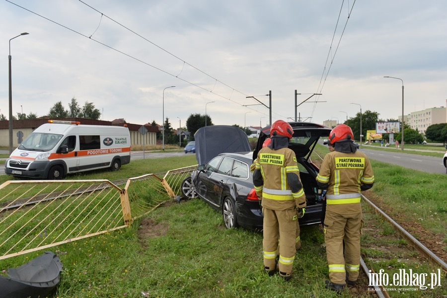 Wypadek - Samochód wjechał na torowisko przy ulicy Płk. Dąbka przy ul. Węgrowskiej, fot. 2