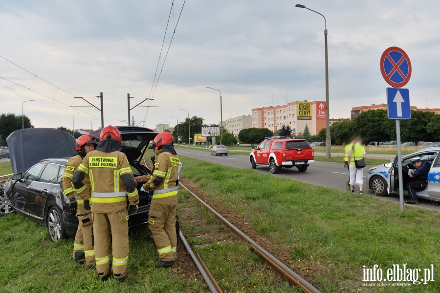 Wypadek - Samochód wjechał na torowisko przy ulicy Płk. Dąbka przy ul. Węgrowskiej, fot. 3
