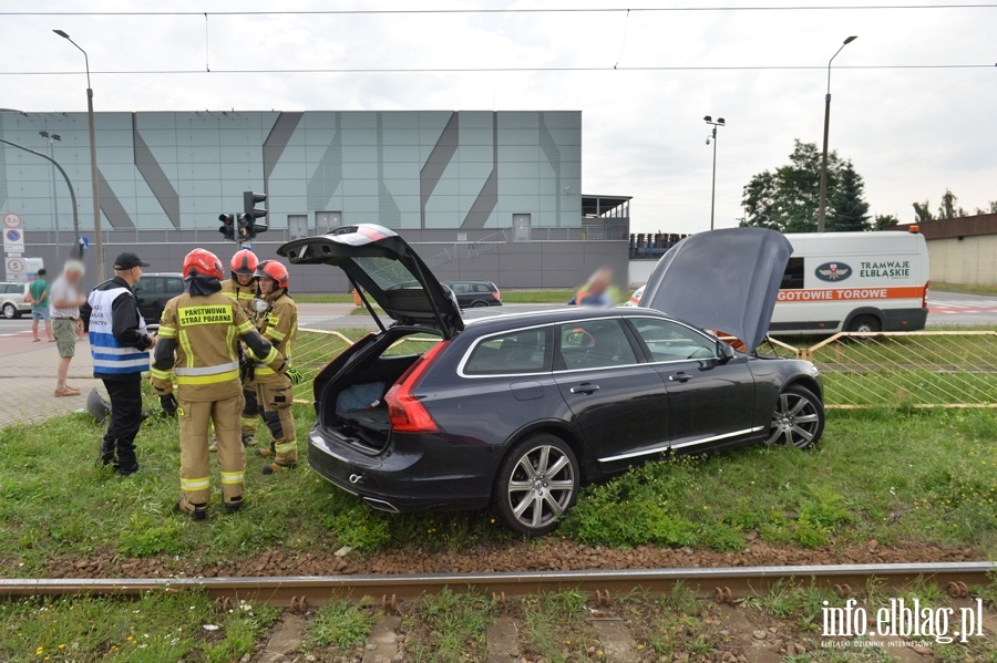 Wypadek - Samochód wjechał na torowisko przy ulicy Płk. Dąbka przy ul. Węgrowskiej, fot. 4