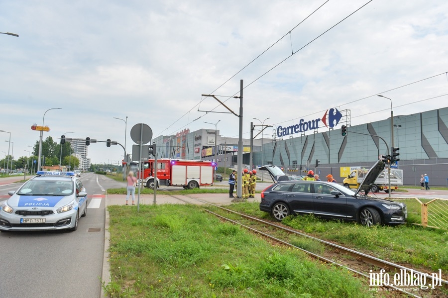 Wypadek - Samochód wjechał na torowisko przy ulicy Płk. Dąbka przy ul. Węgrowskiej, fot. 18