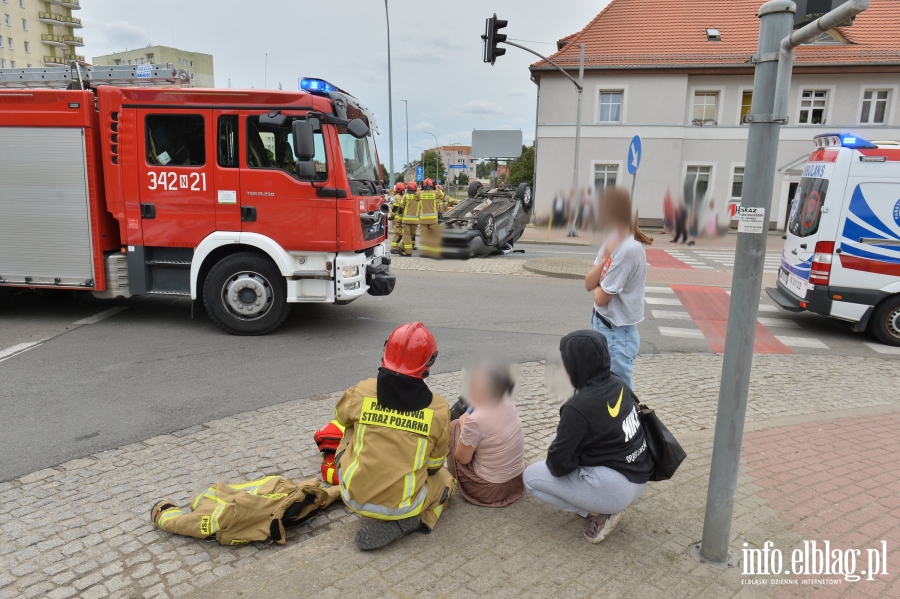 Grony wypadek na skrzyowaniu Robotniczej z Brzesk. Kierowcy zabrani do szpiatala, fot. 2