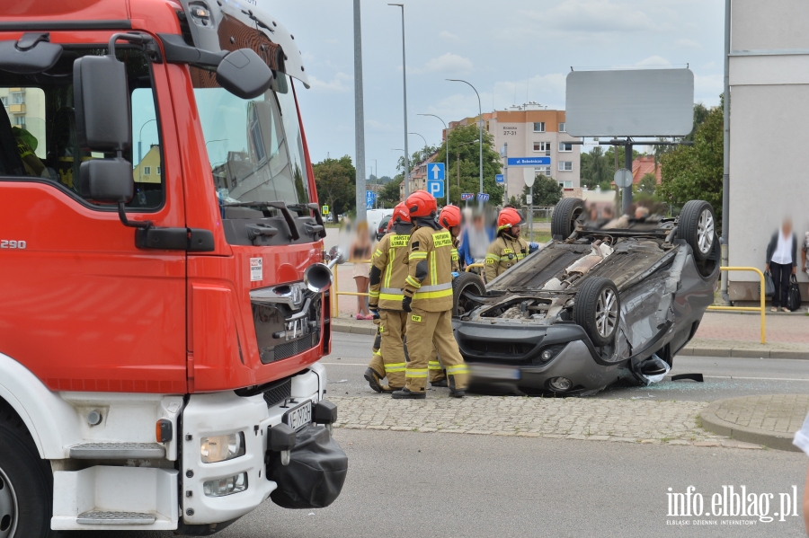 Groźny wypadek na skrzyżowaniu Robotniczej z Brzeską. Kierowcy zabrani do szpiatala, fot. 3
