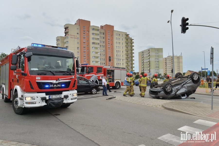 Grony wypadek na skrzyowaniu Robotniczej z Brzesk. Kierowcy zabrani do szpiatala, fot. 4