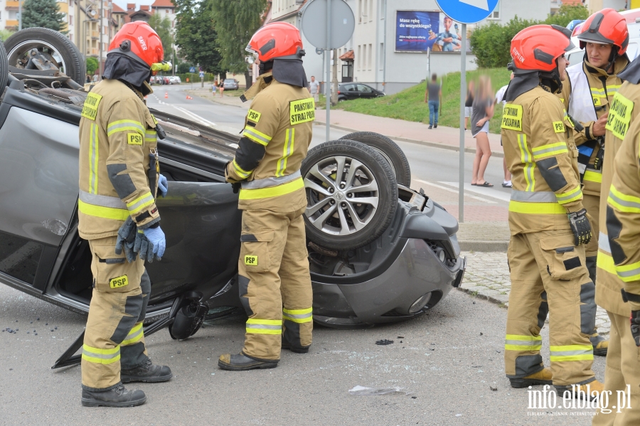 Grony wypadek na skrzyowaniu Robotniczej z Brzesk. Kierowcy zabrani do szpiatala, fot. 9