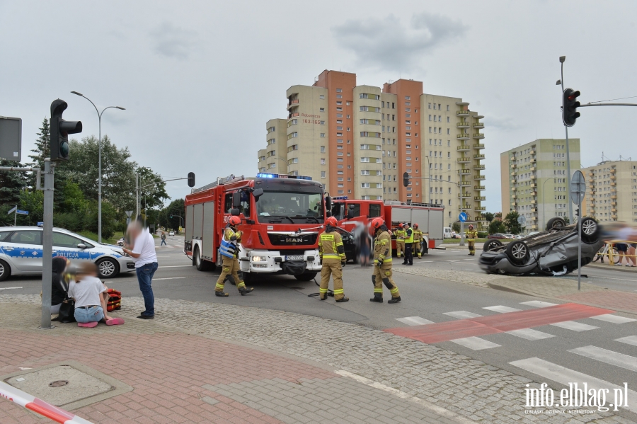 Grony wypadek na skrzyowaniu Robotniczej z Brzesk. Kierowcy zabrani do szpiatala, fot. 12