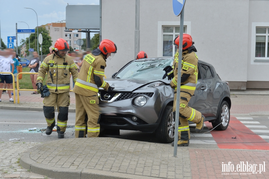 Grony wypadek na skrzyowaniu Robotniczej z Brzesk. Kierowcy zabrani do szpiatala, fot. 16