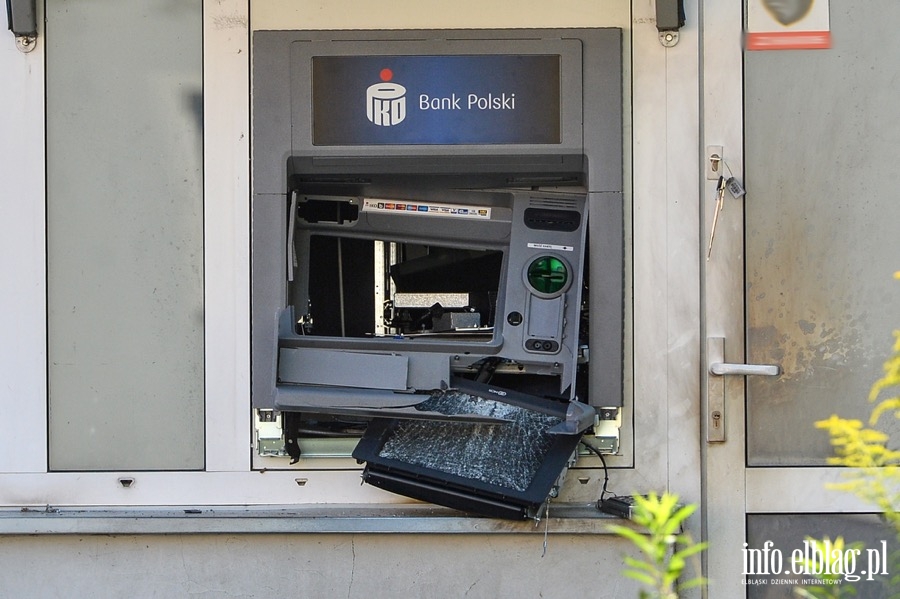 Nieznany sprawca wysadzi bankomat przy Wiejskiej. &#8222;Najprawdopodobniej nie skradziono pienidzy&#8221;, fot. 16