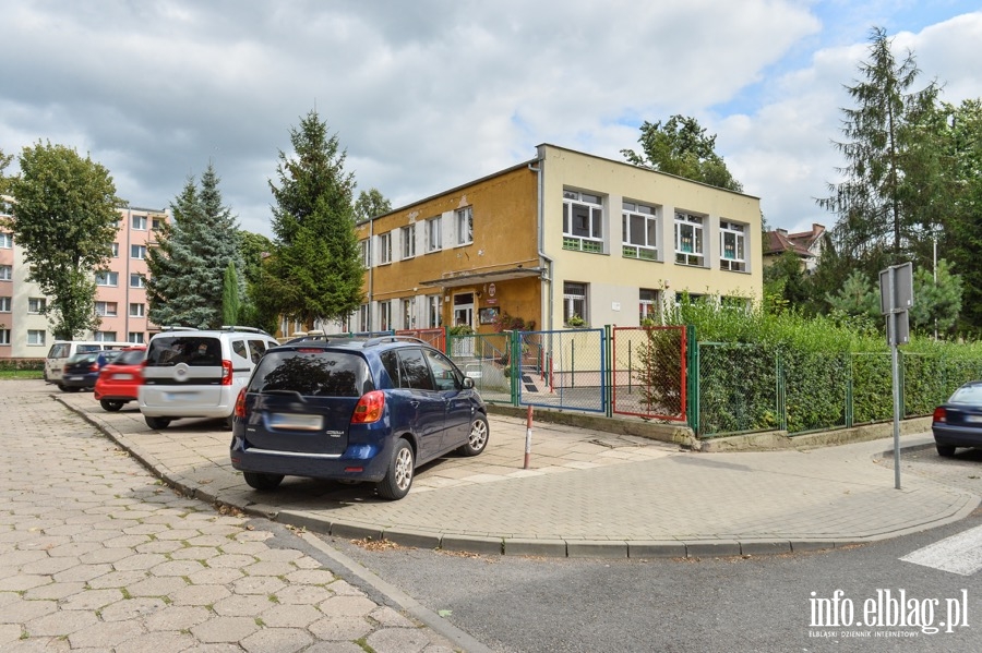 Problem z parkowaniem przy ul. Zajchowskiego, Nowowiejskiej i Starowiejskiej (szkoła, żłobek, przedszkole), fot. 1