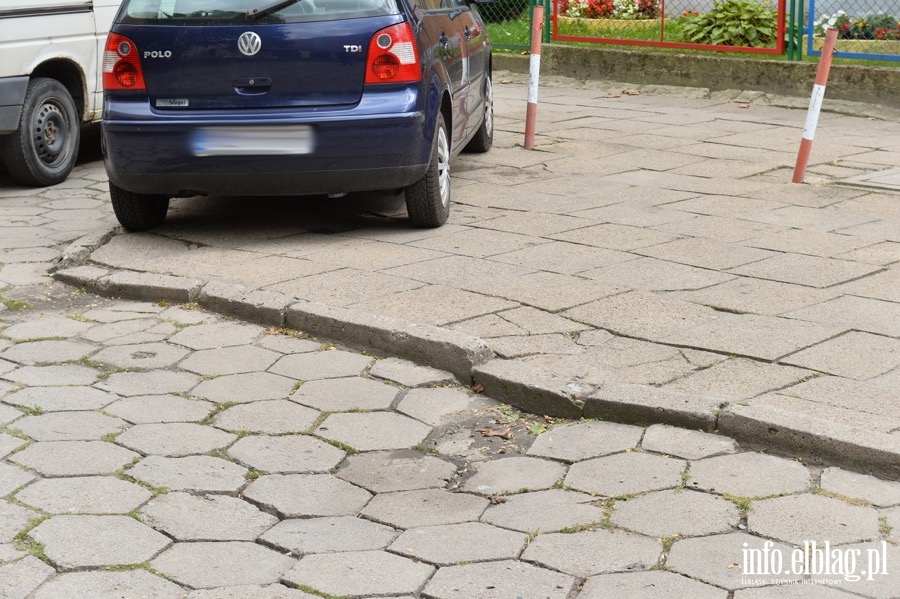 Problem z parkowaniem przy ul. Zajchowskiego, Nowowiejskiej i Starowiejskiej (szkoła, żłobek, przedszkole), fot. 3