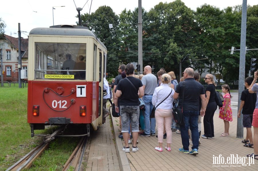 Mkną po szynach czerwone tramwaje, fot. 45