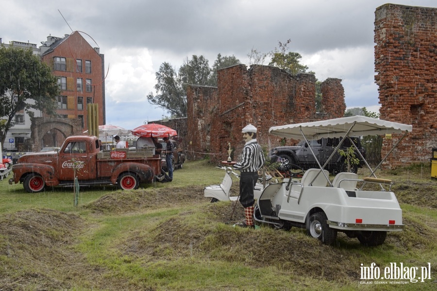 Amerykaskie klasyki zaparkoway przed Galeri EL., fot. 26